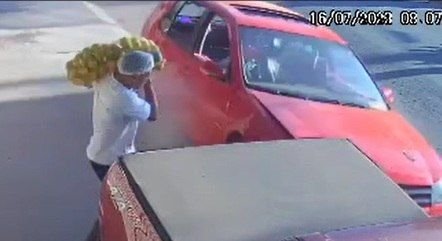 Vídeo: homem escapa por centímetros de ser atingido por carro em alta velocidade