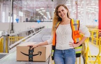 Após investir mais US$ 100 em IA, Amazon ainda vai contratar? Confira entrevista com executiva da América Latina