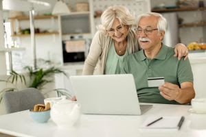 Como aposentados podem aproveitar os benefícios do empréstimo sem comprometer as contas fixas