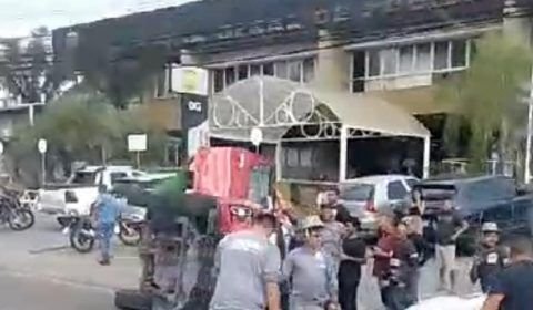 Carro capota em grave acidente em frente a Delegacia Geral