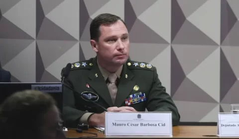 Mauro Cid vai confessar que Bolsonaro mandou vender joias e recebeu dinheiro vivo, diz advogado