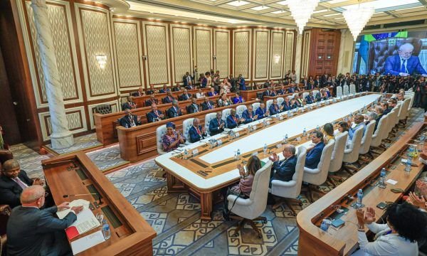 Na Assembleia Nacional de Angola, Lula homenageia Mãe Bernadete