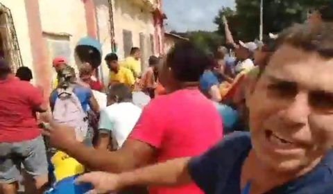 Vereador joga dinheiro para população pela janela