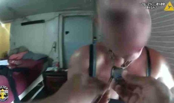 Vídeo feito pela câmera corporal de um policial registra o resgate dramático de uma mulher em cativeiro