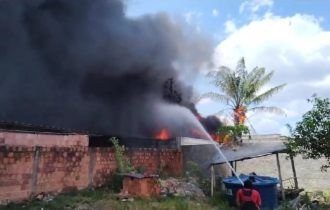 Urgente: incêndio de grande proporção atinge ferro velho