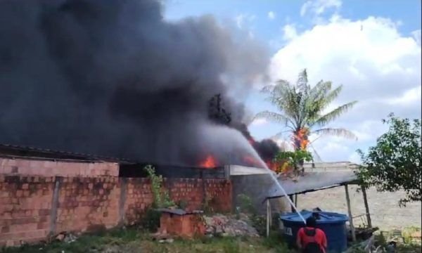 Urgente: incêndio de grande proporção atinge ferro velho