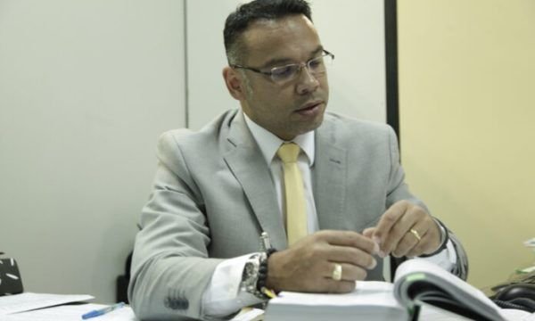 Juiz suspeito de favorecer presos ‘em plantão’ julgou processos de Alejandro e Sotero