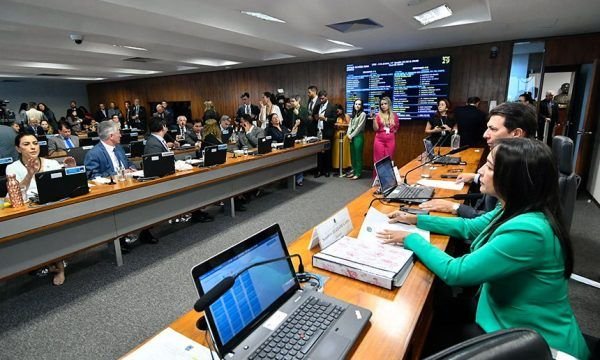 CPMI aprova reconvocação de Mauro Cid e quebra sigilos de Carla Zambelli