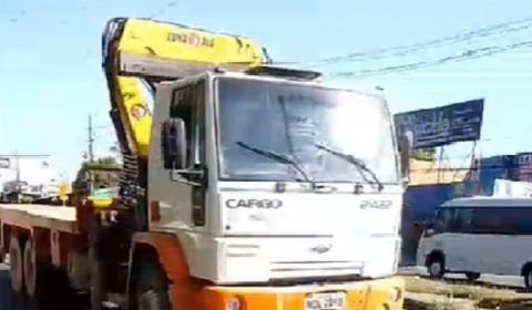 Acidente entre carro e moto deixa homem ferido em Manaus; vídeo