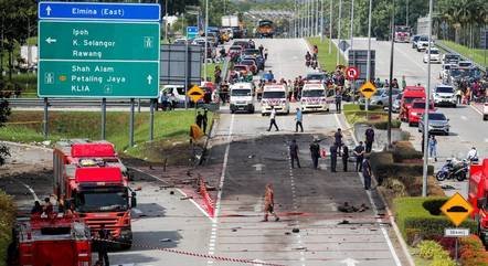 Avião cai em rodovia na Malásia, bate em veículos e deixa pelo menos 10 mortos