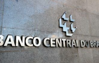 Pela 1ª vez em três anos, Banco Central corta taxa de juros; Selic vai a 13,25% ao ano