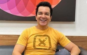 Cantor Regis Danese sofre acidente grave de carro a caminho de show e vídeo choca fãs