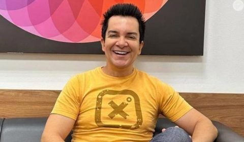 Cantor Regis Danese sofre acidente grave de carro a caminho de show e vídeo choca fãs