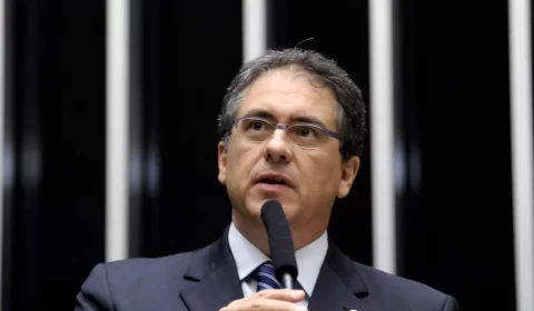 PT tenta aproveitar desgaste de militares para mudar o artigo 142