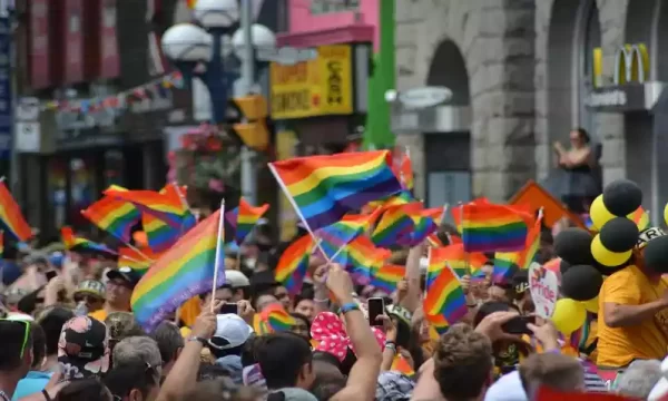 Deputados aprovam PL que proíbe crianças em paradas LGBT+ no Amazonas
