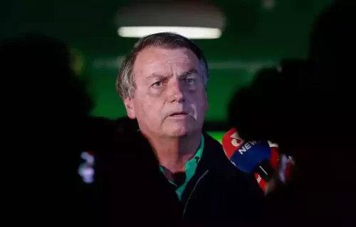 Bolsonaro nega à PF contato com governo Trump para buscar sanções