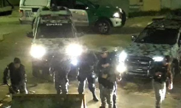 Polícia revira lixo em busca de corpo esquartejado em Manaus