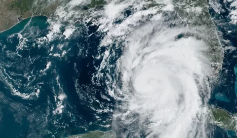 Idalia se torna furacão de categoria 3 pouco antes de atingir os EUA; autoridades da Flórida fazem alerta