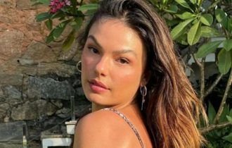 Isis Valverde posa de biquíni em viagem e encanta fãs