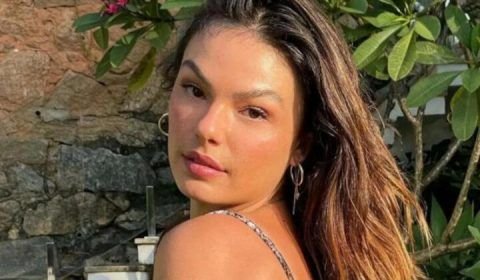 Isis Valverde posa de biquíni em viagem e encanta fãs