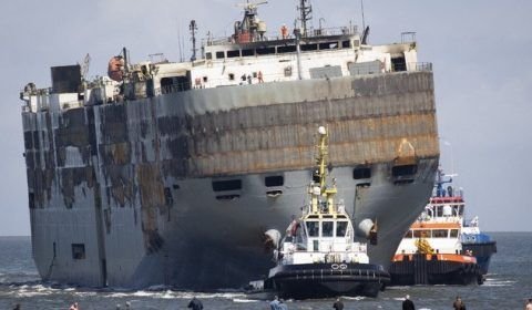 Cargueiro com milhares de carros a bordo pega fogo na costa da Holanda; veja fotos