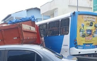 Urgente: caçamba bate em ônibus do transporte público de Manaus (veja o vídeo)