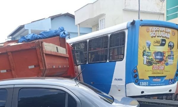 Urgente: caçamba bate em ônibus do transporte público de Manaus (veja o vídeo)