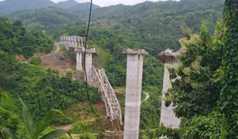Ponte desaba e deixa 17 trabalhadores mortos na Índia