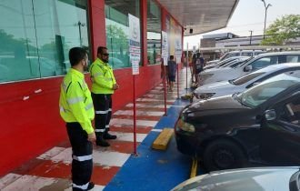 Prefeitura autua mais de 50 motoristas por uso irregular de vagas especiais na zona Centro-Sul de Manaus