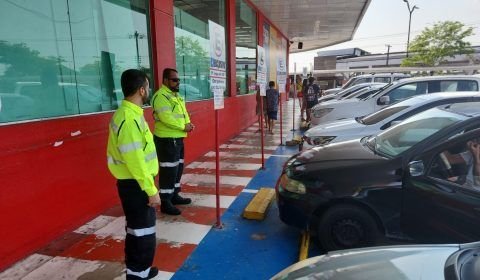 Prefeitura autua mais de 50 motoristas por uso irregular de vagas especiais na zona Centro-Sul de Manaus