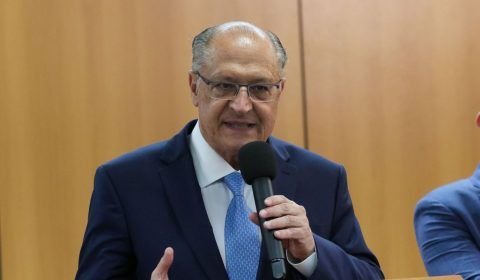 Alckmin diz que Lula cumpre rigorosamente promessa de campanha