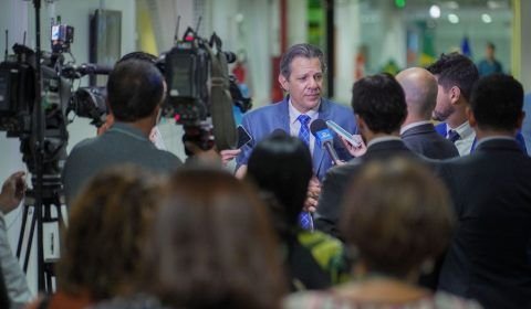 Taxa de juros do cartão de crédito vai "cair muito", diz Haddad