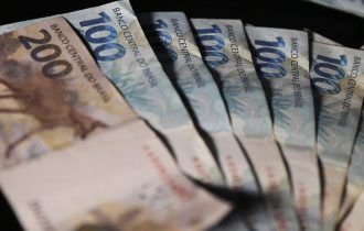 Salário mínimo poderá ser de R$ 1.412 em 2024, com efeito fiscal em R$ 35 bilhões, diz especialista