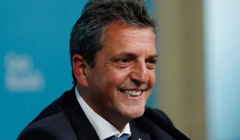 Ministro da Economia da Argentina anuncia congelamento de preços de combustíveis no país até outubro