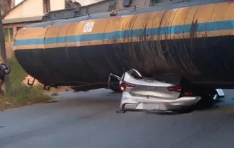 VÍDEO: motorista de app e passageira morrem após carro ser esmagado por caminhão tanque em Manaus