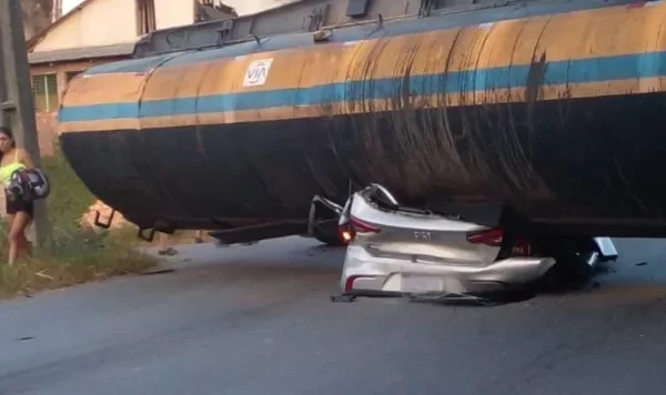 VÍDEO: motorista de app e passageira morrem após carro ser esmagado por caminhão tanque em Manaus