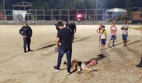 Adolescente morre durante tiroteio em campo de futebol