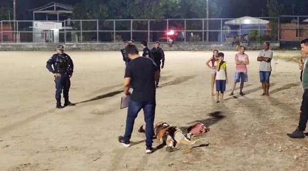 Adolescente morre durante tiroteio em campo de futebol