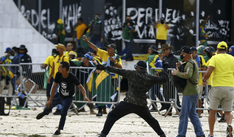 Bolsonaristas tentaram tirar arma de militar depois de espancá-la na cabeça