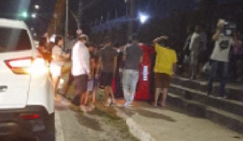 Carro capotou na Avenida Torquato Tapajós