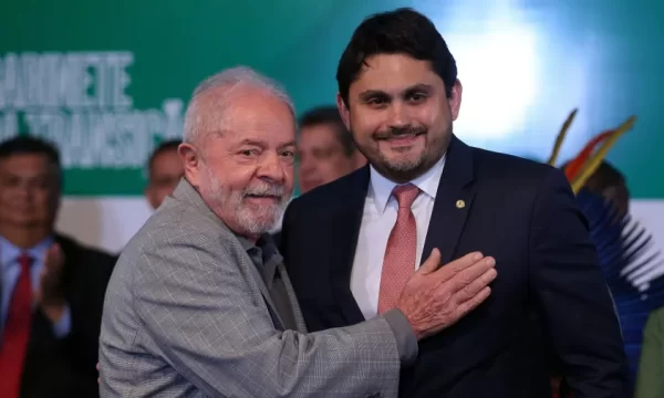 Centrão pressiona Lula a manter ministro suspeito de corrupção