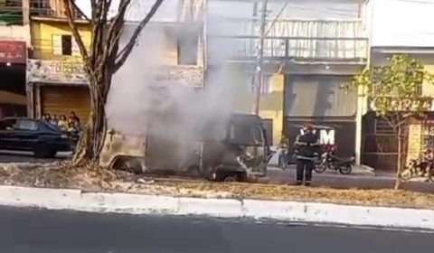 Combi é consumida por fogo em Manaus; vídeo