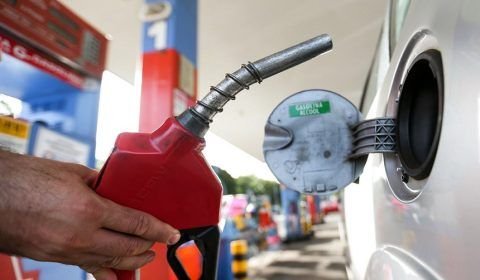 Veículo atinge bomba de combustível após acidente