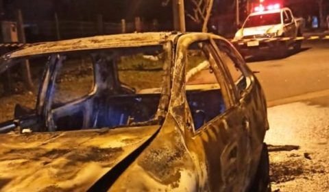 Corpo é encontrado carbonizado dentro de carro incendiado