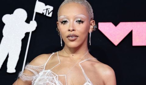 "Demoníaca"! Estátua de Doja Cat coberta de sangue causa pavor em Nova York e web detona cantora