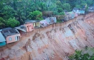 Deslizamento de terra destrói casas e ruas em Manicoré; vídeos