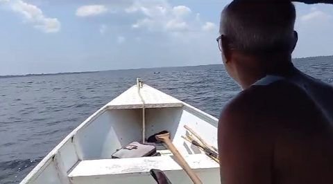 Dois homens são resgatados após ficarem à deriva no rio próximo a Manacapuru