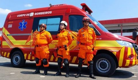 Incêndio na alvorada se espalha por área de mata no bairro