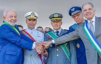 Foto de Lula e comandantes militares provoca polêmica entre bolsonaristas