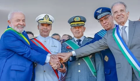 Foto de Lula e comandantes militares provoca polêmica entre bolsonaristas